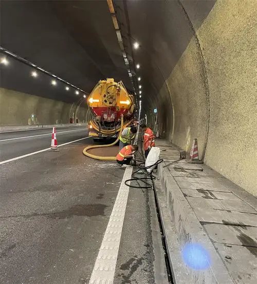 云城隧道排水渠清淤